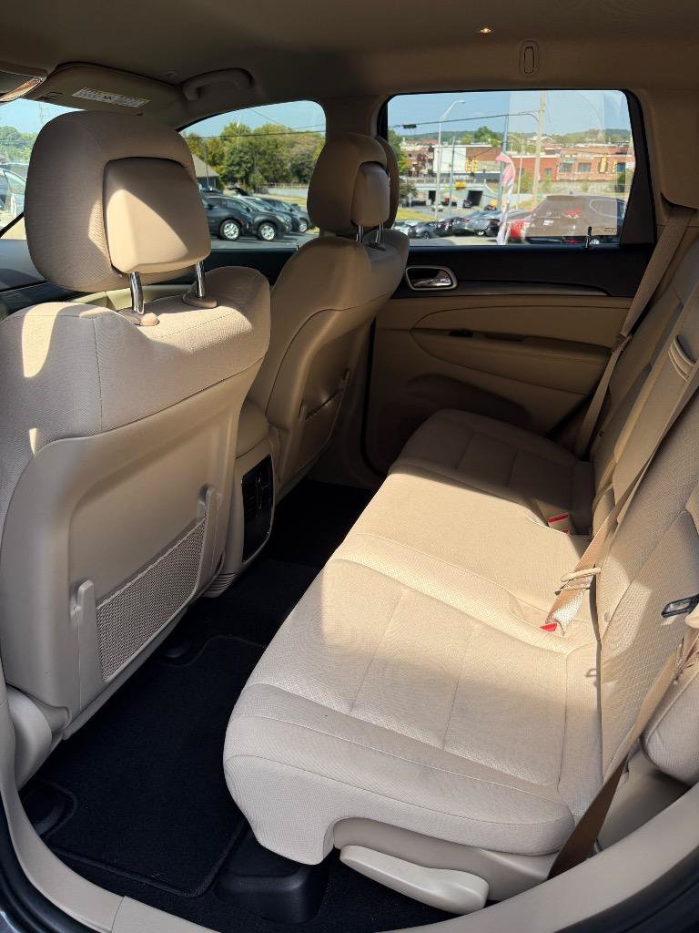 Used 2019 Jeep Grand Cherokee Laredo RWD image 24