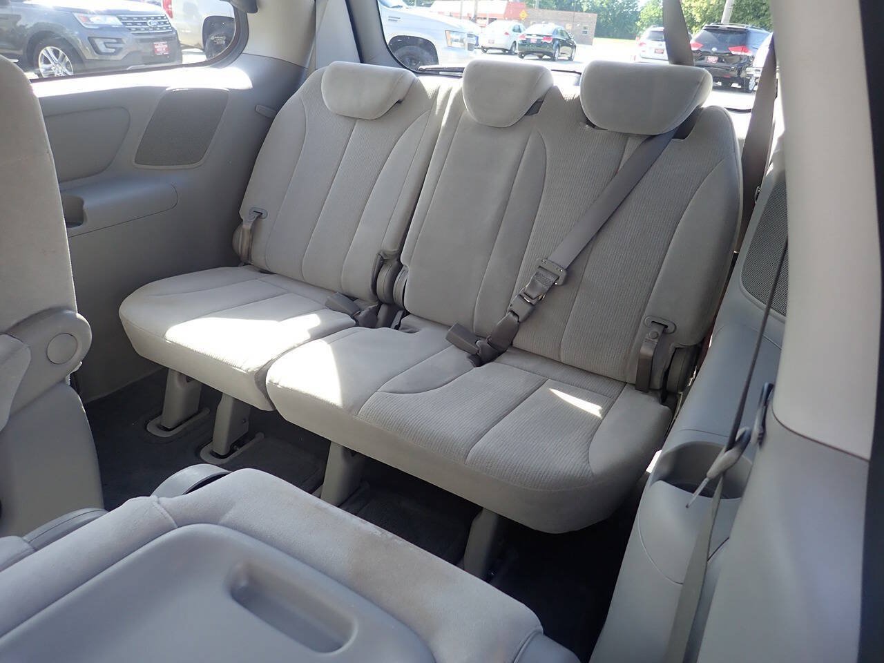 Used 2008 Kia Sedona LX FWD image 25