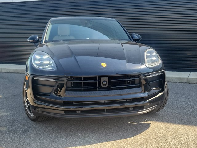 Certified 2025 Porsche Macan AWD/4WD image 8