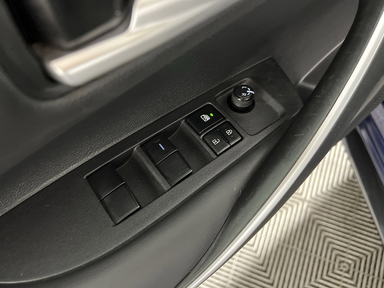 Used 2023 Toyota Corolla SE image 15