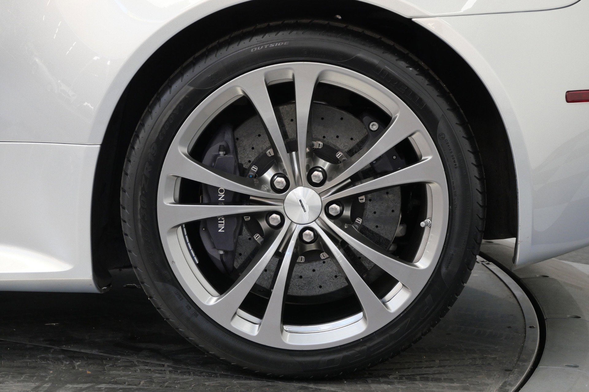 Used 2017 Aston Martin V12 Vantage S RWD image 10