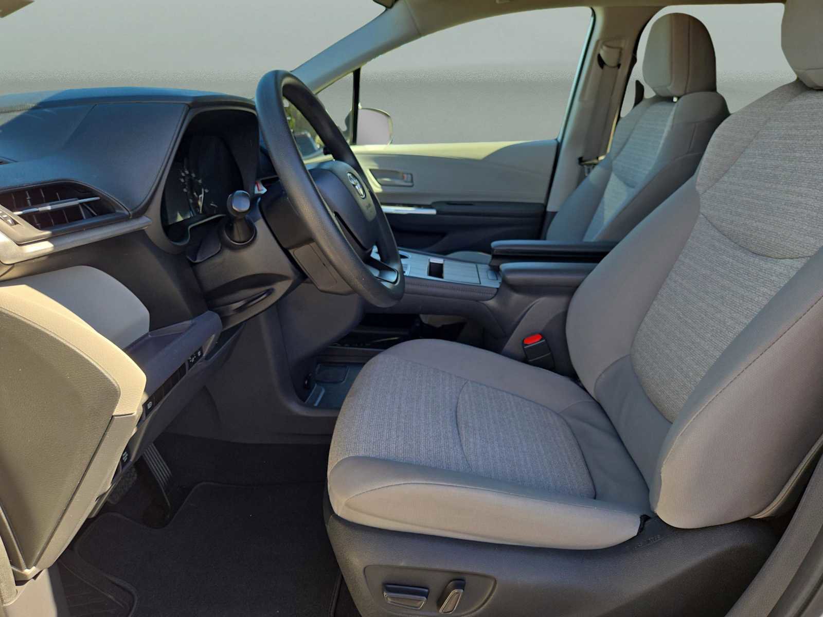 Used 2024 Toyota Sienna LE image 21
