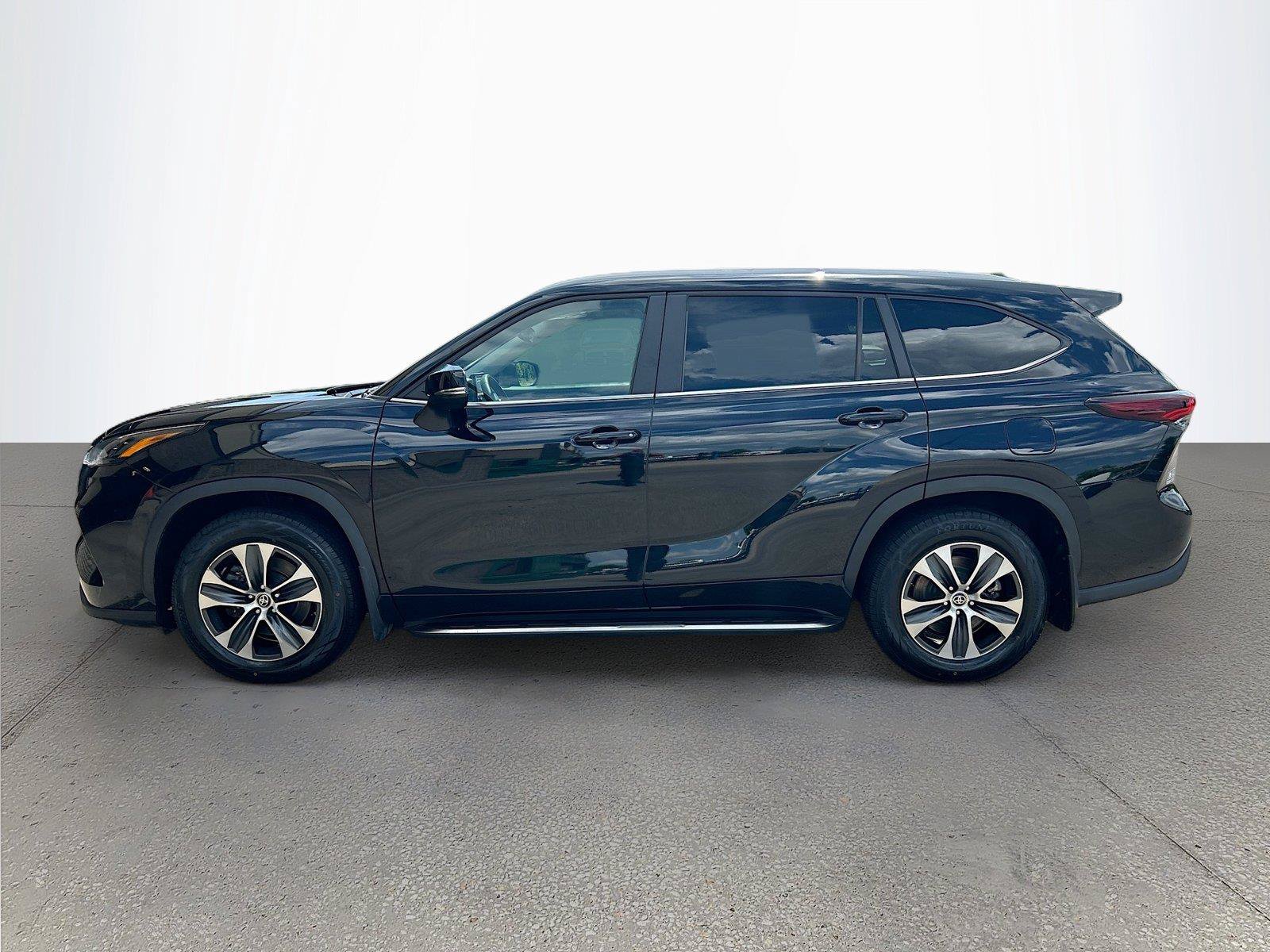 Used 2024 Toyota Highlander XLE FWD image 7