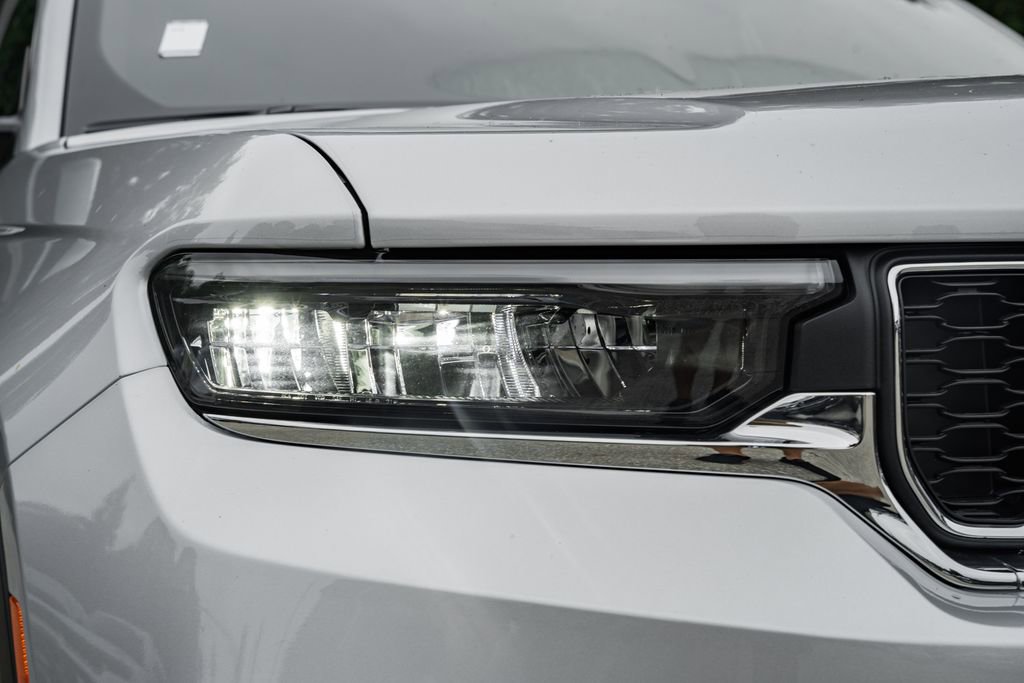 New 2025 Jeep Grand Cherokee Laredo X w/ Luxury Tech Group I image 12