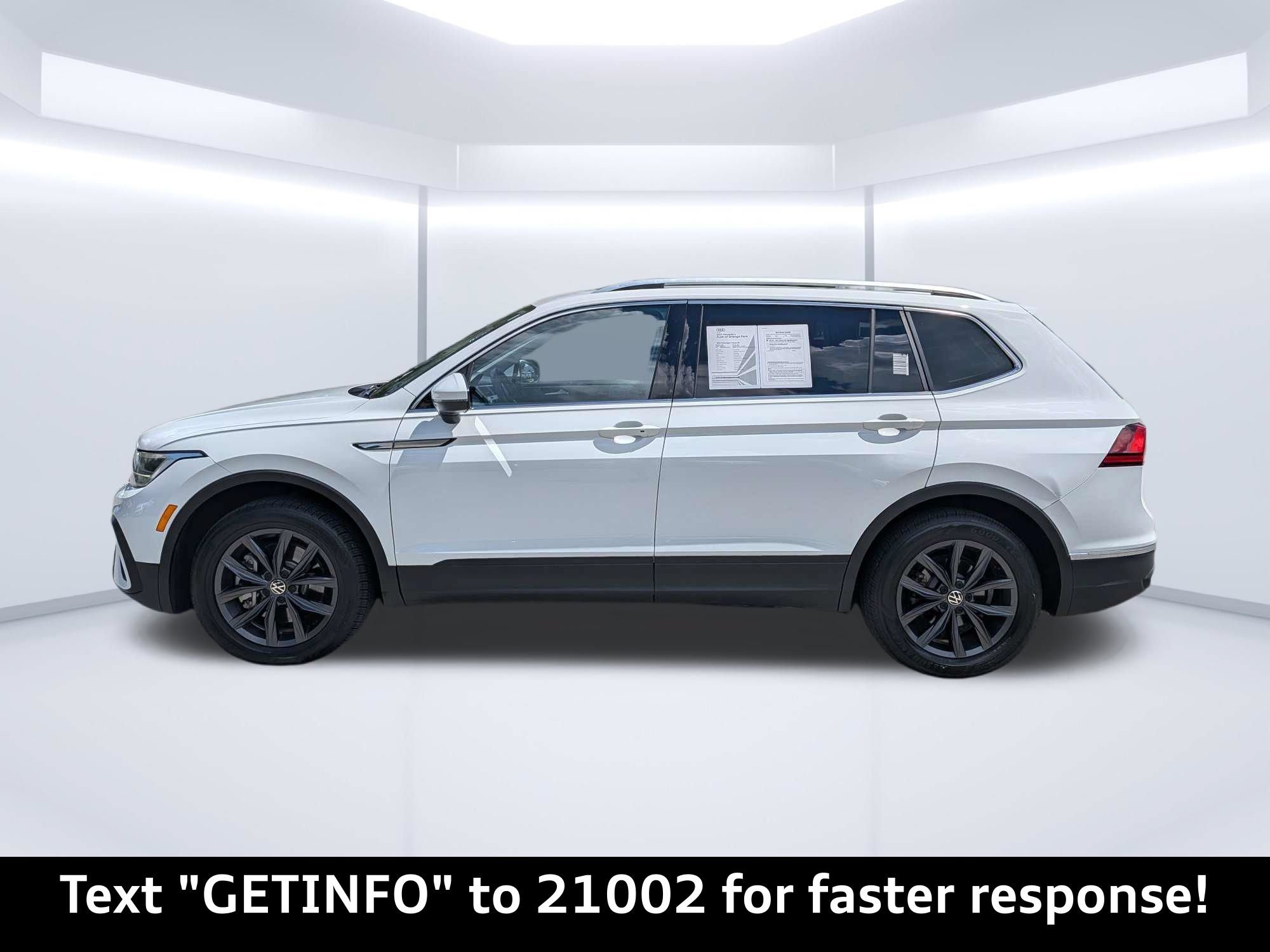 Used 2022 Volkswagen Tiguan SE w/ Panoramic Sunroof Package FWD image 5