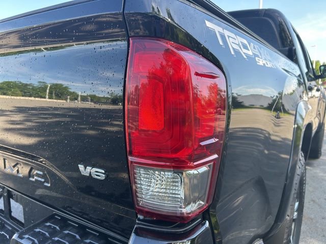 Used 2017 Toyota Tacoma TRD Sport AWD/4WD image 16
