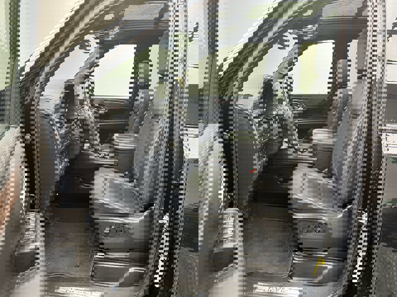 Certified 2022 Chevrolet Tahoe Z71 w/ Luxury Package AWD/4WD image 3