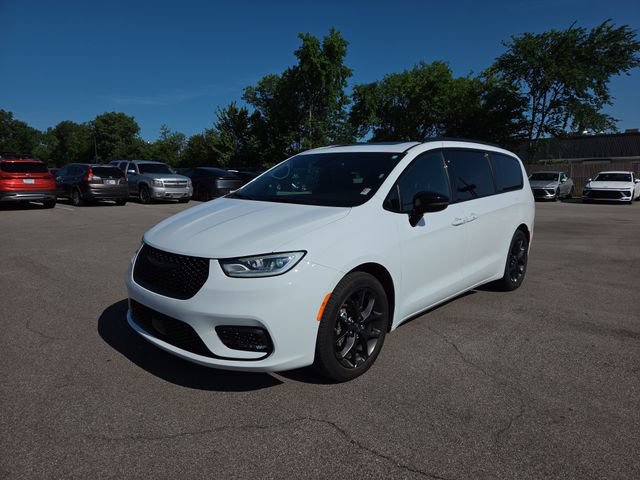 Used 2025 Chrysler Pacifica Limited FWD image 2
