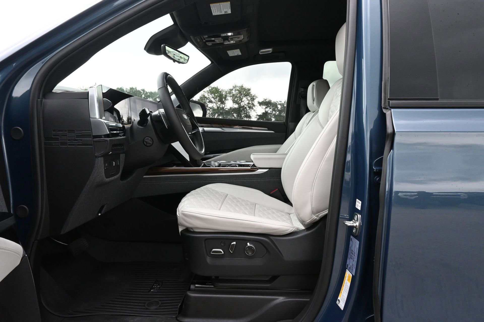 Certified 2026 Cadillac Escalade Platinum Sport w/ LPO, ONYX Package AWD/4WD image 16