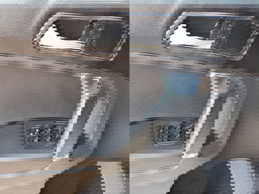 Used 2018 Volkswagen Tiguan SE w/ Panoramic Sunroof Package image 10