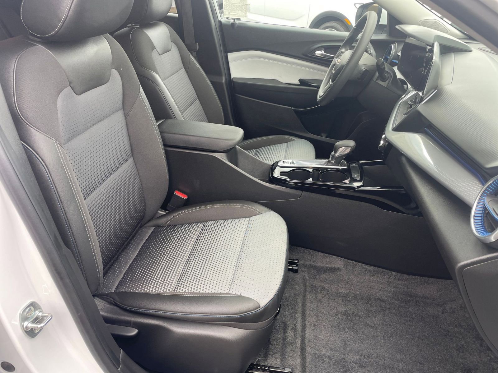 Used 2025 Chevrolet Trax LT image 36