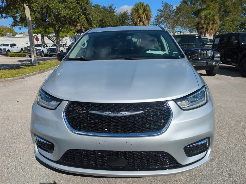 Used 2024 Chrysler Pacifica Touring-L image 4