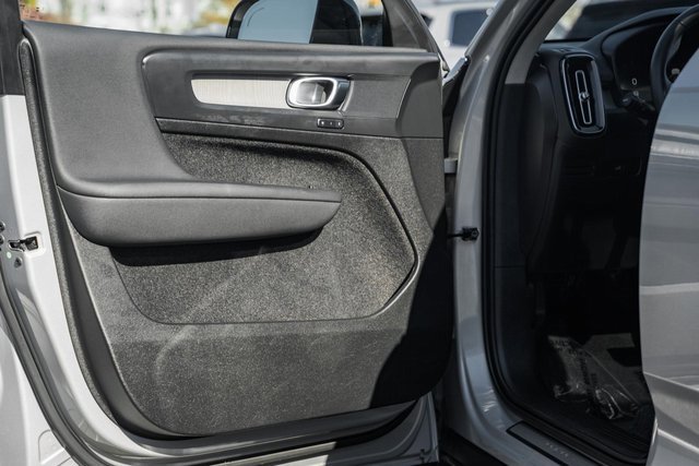 Certified 2025 Volvo XC40 B5 Plus image 37