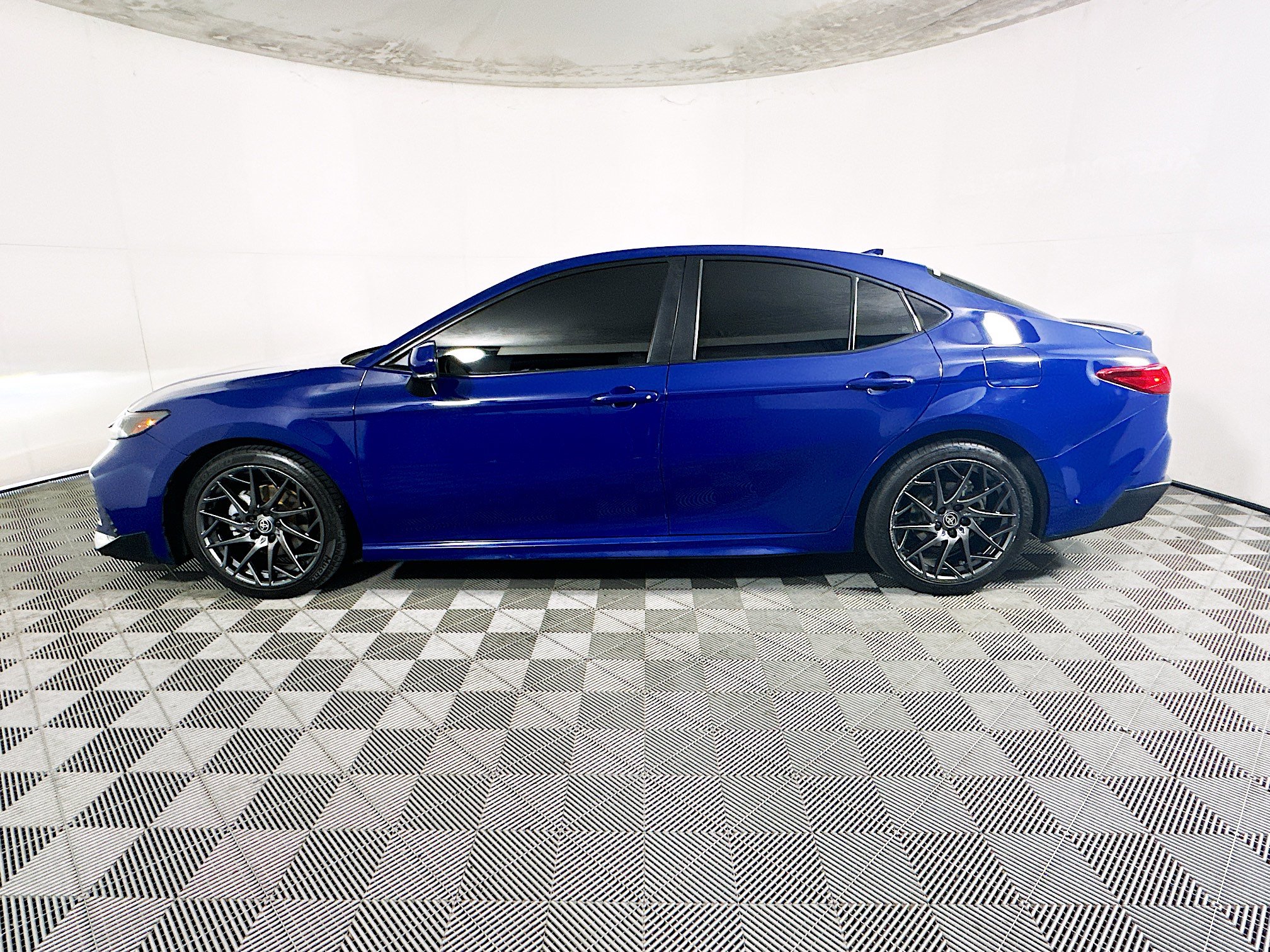 Used 2025 Toyota Camry SE w/ Convenience Package FWD image 6