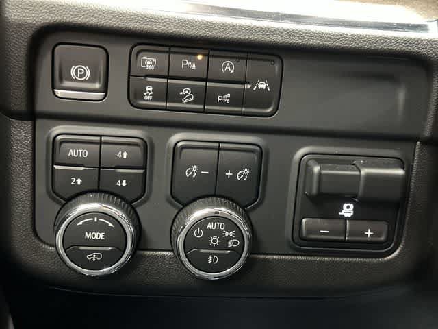 Used 2025 Chevrolet Suburban High Country AWD/4WD image 19