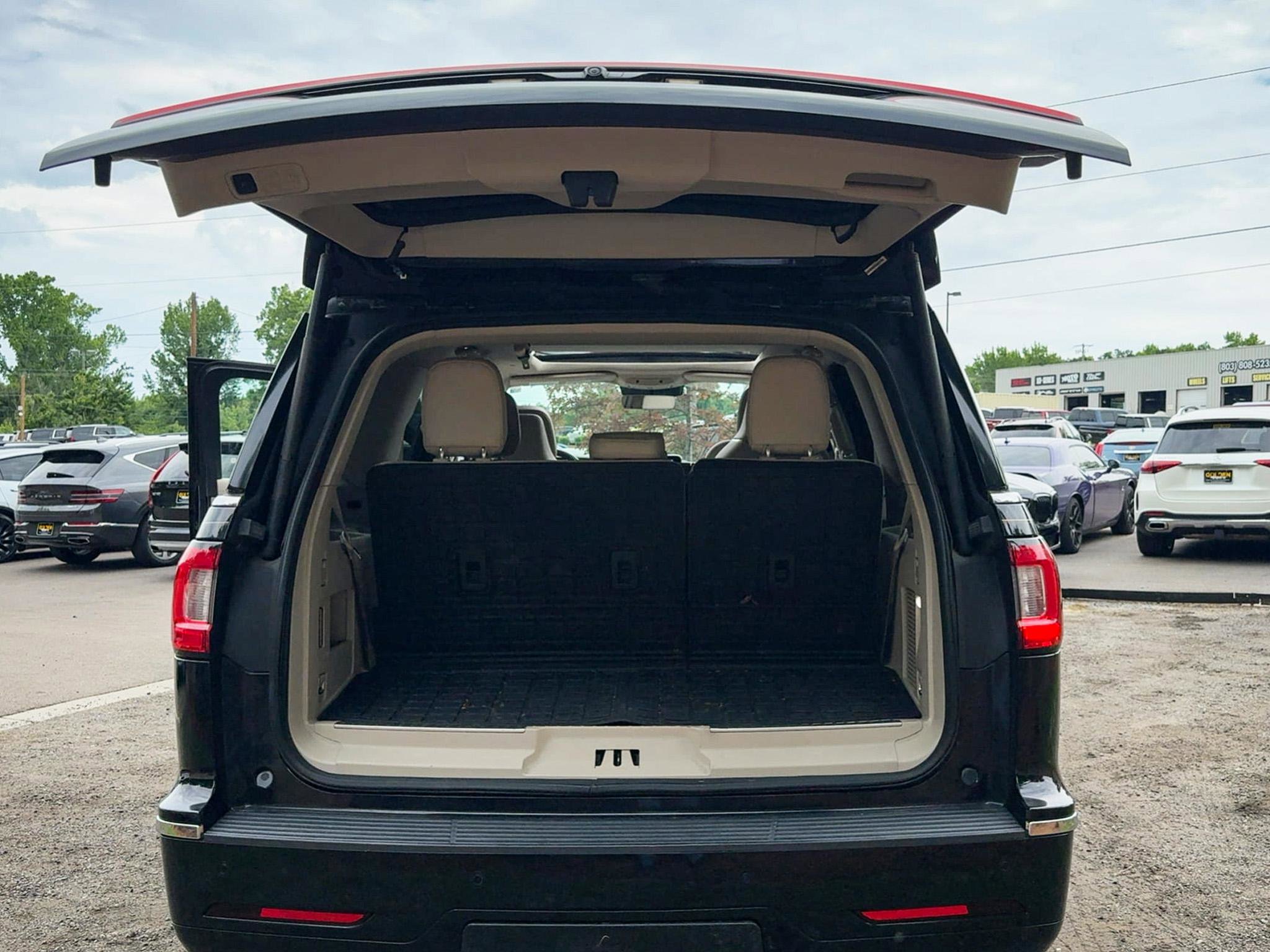 Used 2018 Lincoln Navigator Reserve AWD/4WD image 7