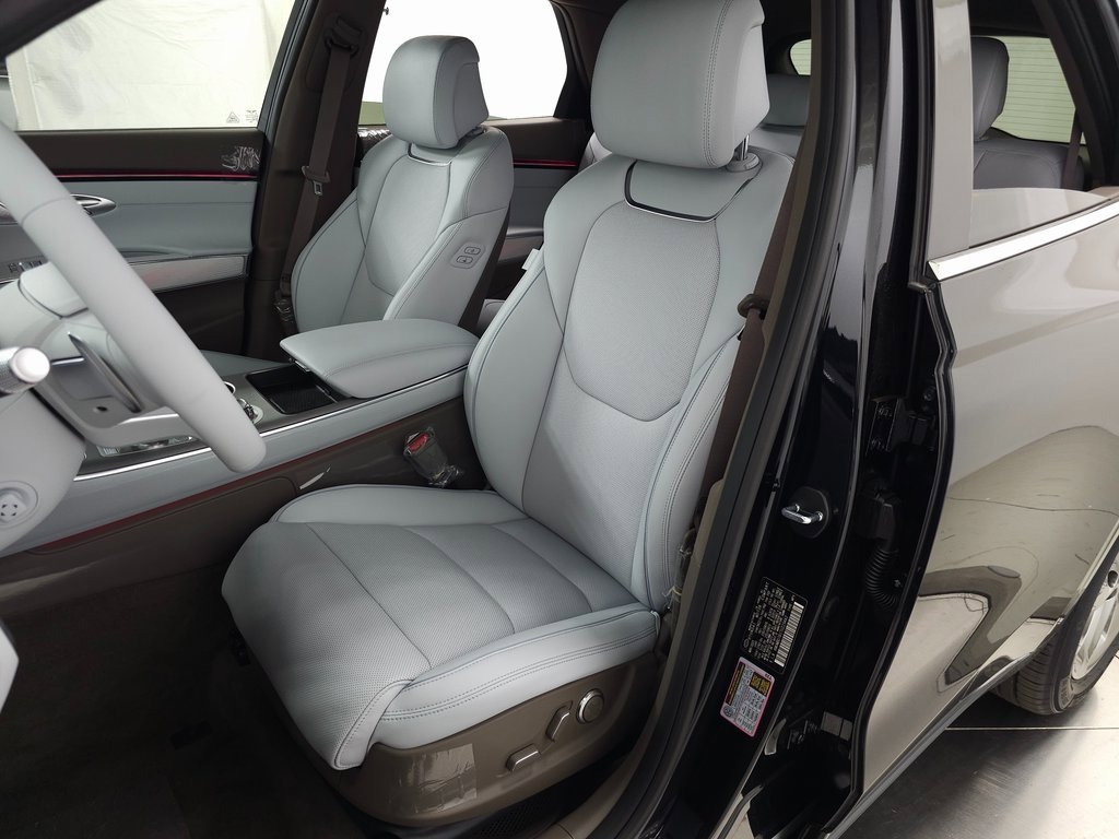 Used 2026 Genesis GV70 2.5T Advanced image 13