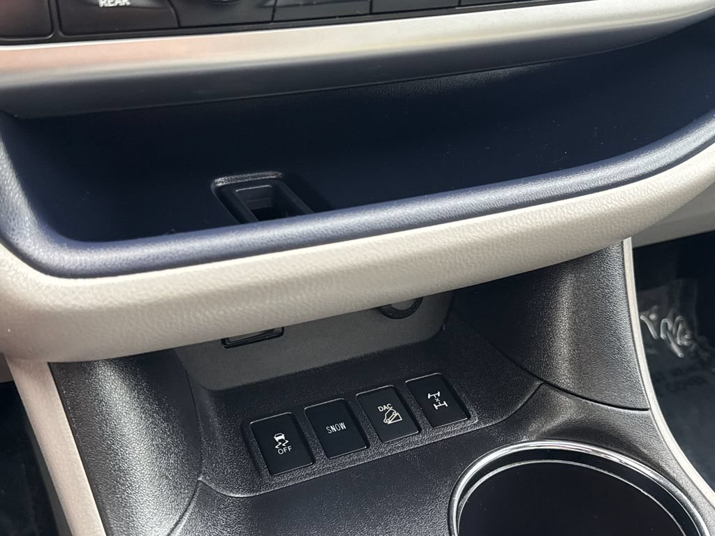 Used 2015 Toyota Highlander Limited AWD/4WD image 25