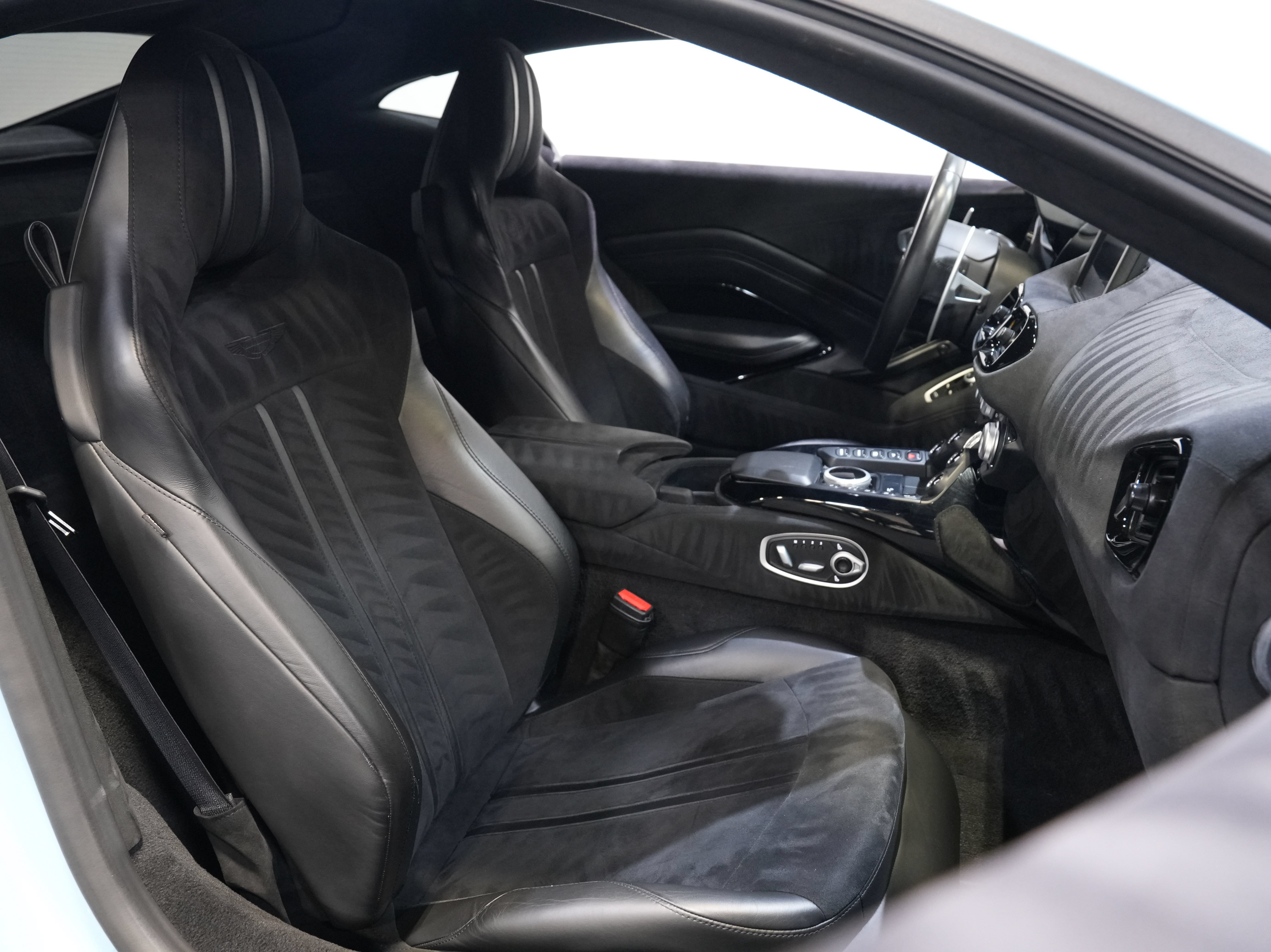 Used 2020 Aston Martin V8 Vantage Coupe RWD image 29