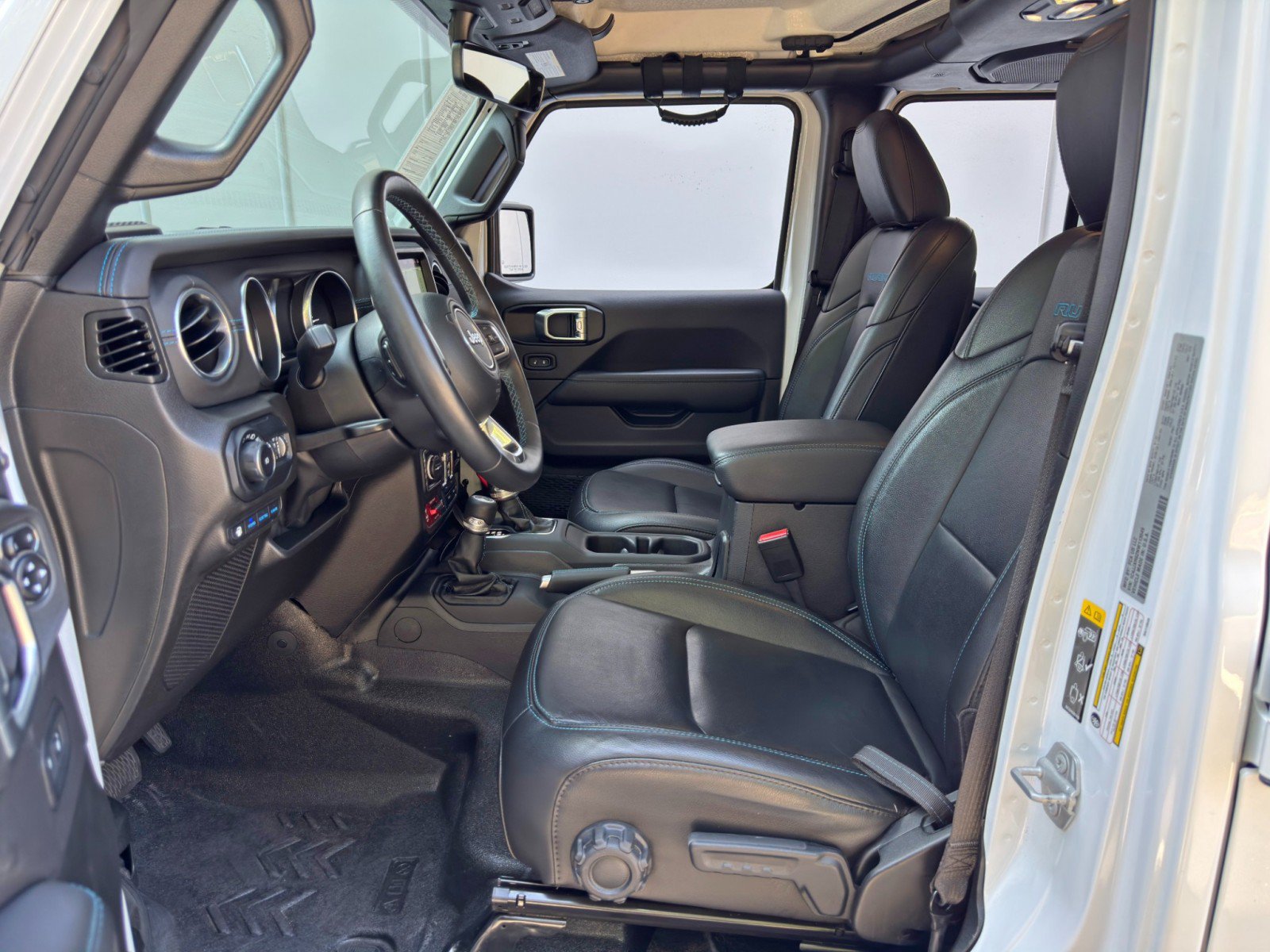 Used 2022 Jeep Wrangler Unlimited Rubicon 4xe w/ Cold Weather Group AWD/4WD image 19