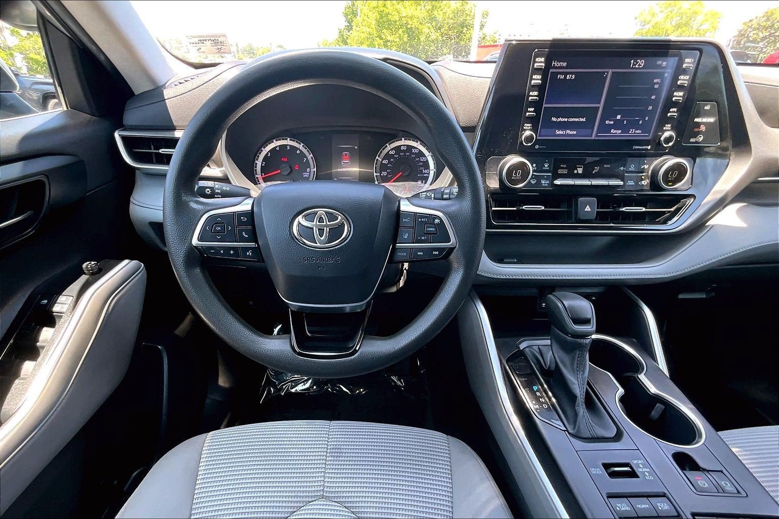 Used 2021 Toyota Highlander L AWD/4WD image 5