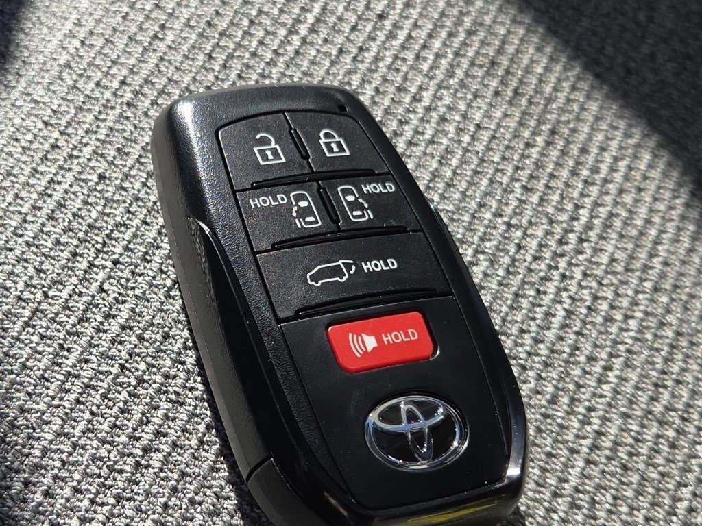New 2026 Toyota Sienna LE image 32
