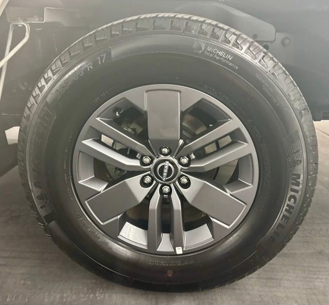 Used 2025 Nissan Frontier SV image 11