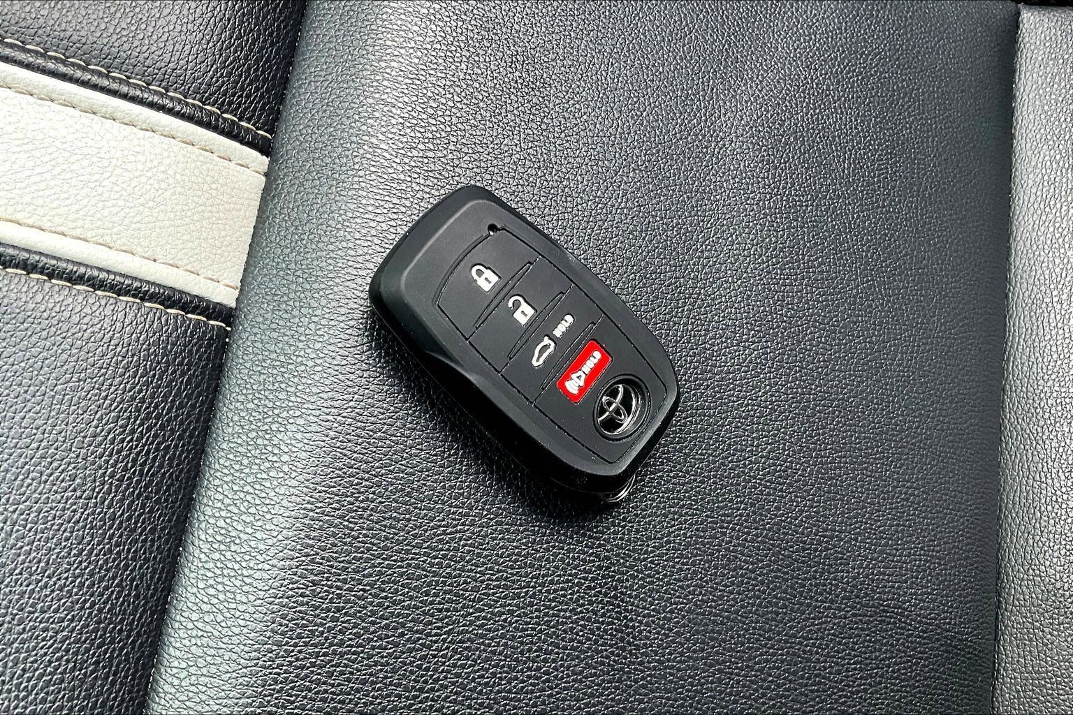 Used 2025 Toyota Camry SE FWD image 33