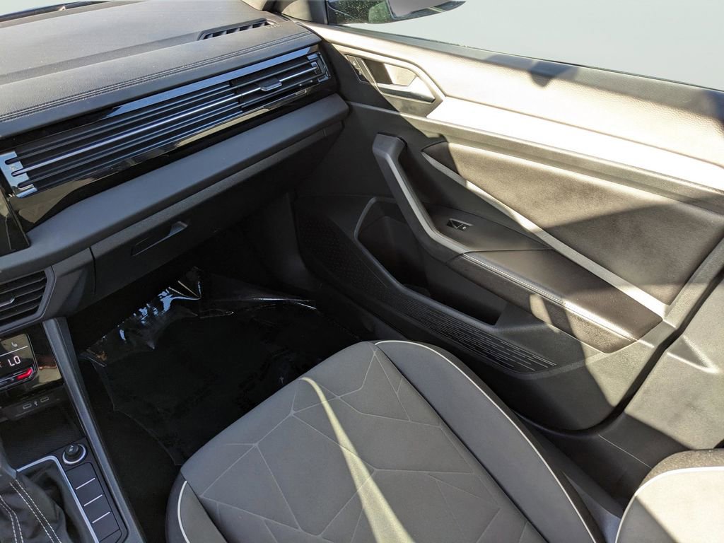Certified 2025 Volkswagen Jetta Sport image 13