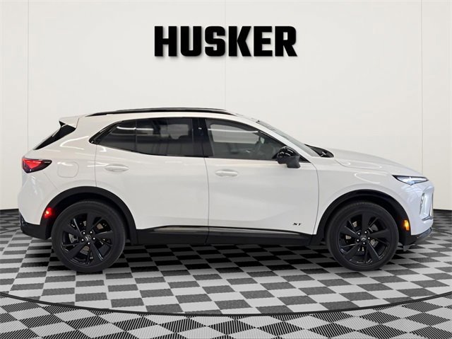 Used 2025 Buick Envision Sport Touring image 2