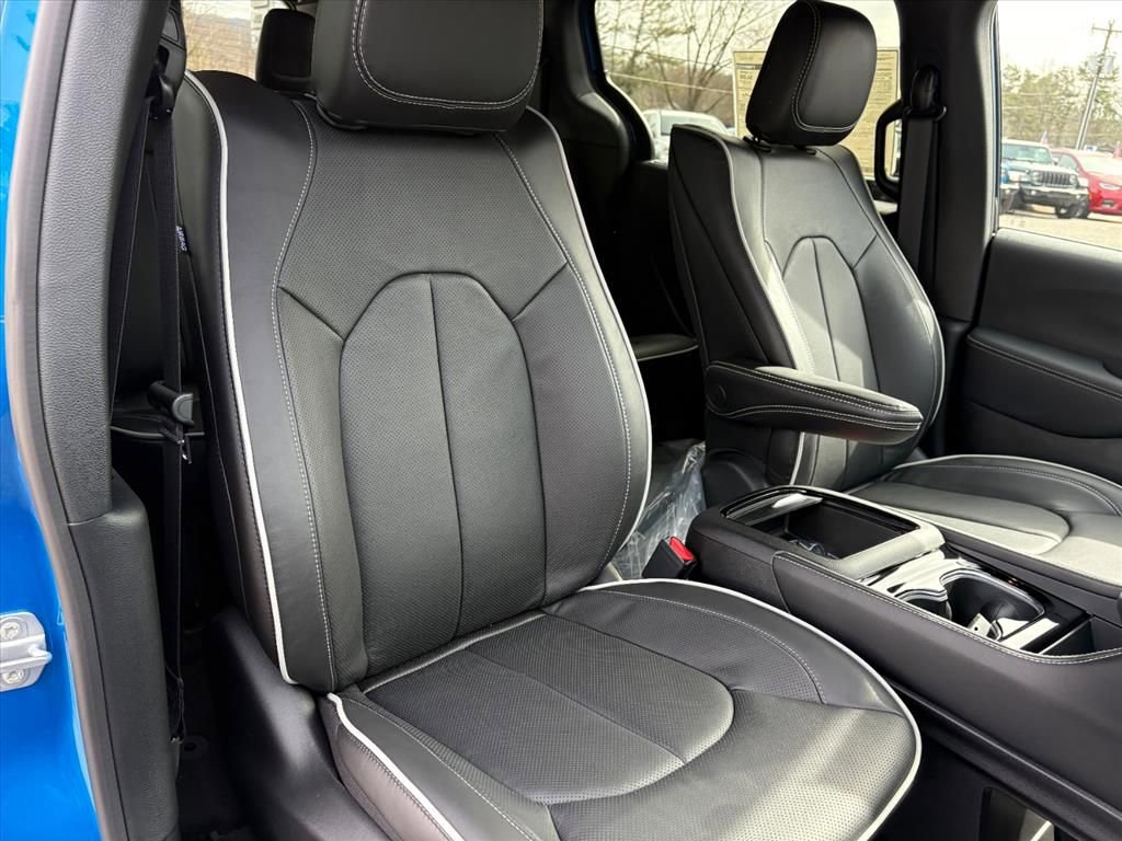 New 2026 Chrysler Pacifica Limited w/ Uconnect Theater Family Group image 16