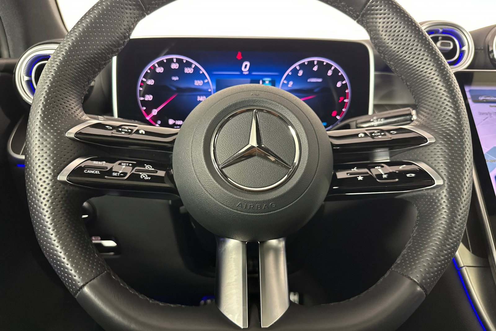 Used 2025 Mercedes-Benz GLC 300 4MATIC image 23