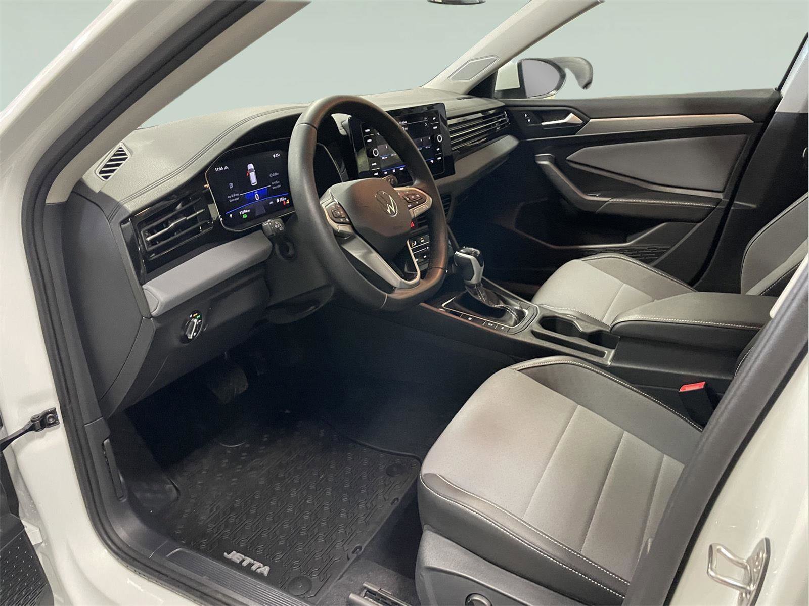 Used 2025 Volkswagen Jetta SE w/ Sunroof Package image 12