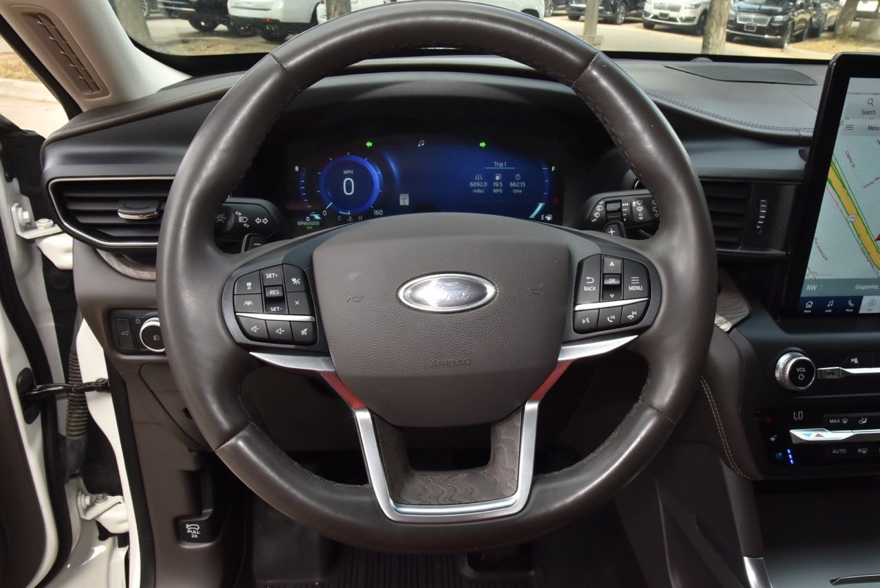 Used 2020 Ford Explorer Platinum w/ Premium Technology Package AWD/4WD image 24