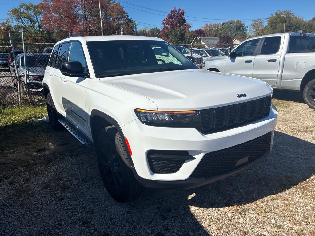 Certified 2025 Jeep Grand Cherokee Altitude AWD/4WD image 1