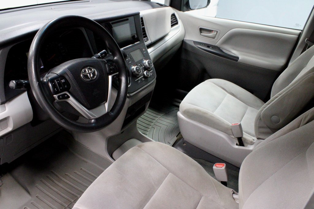 Used 2015 Toyota Sienna L image 22