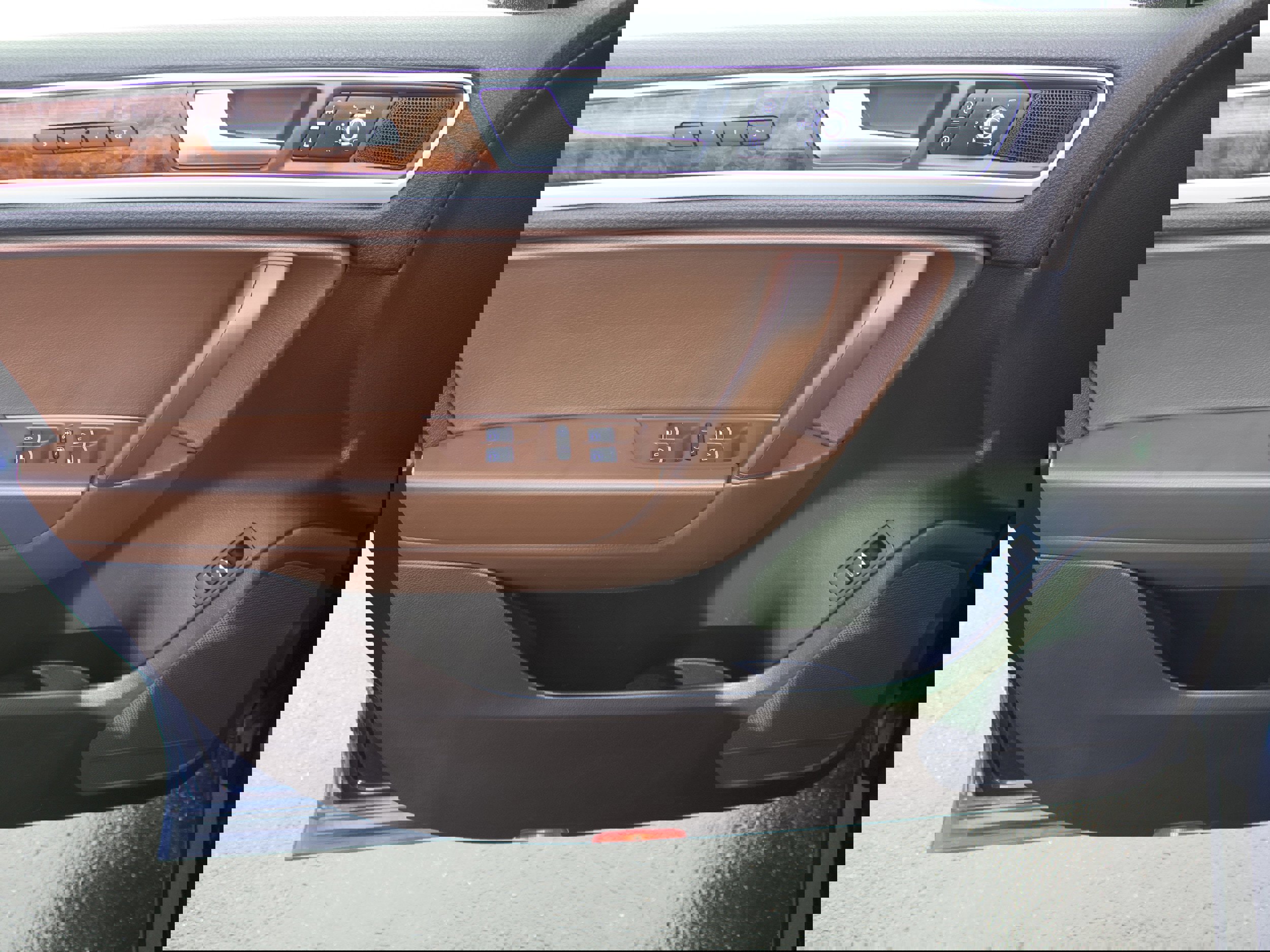 Used 2013 Volkswagen Touareg Executive image 9