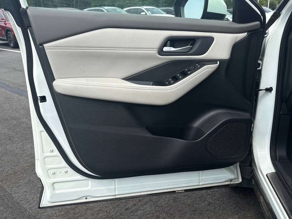 Used 2023 Nissan Rogue SV w/ SV Premium B Package FWD image 3