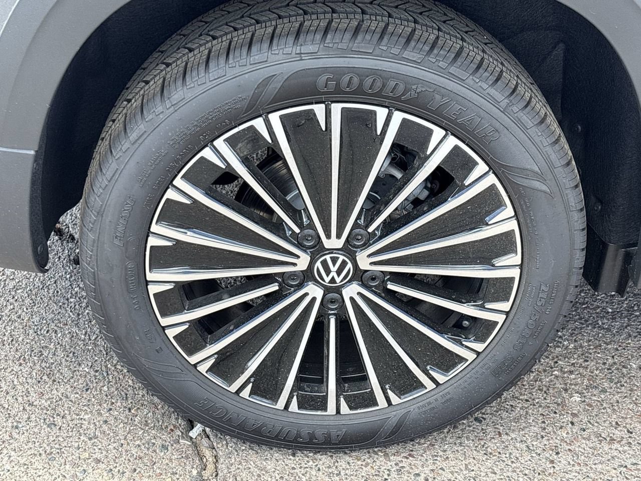 New 2026 Volkswagen Taos SE FWD image 6