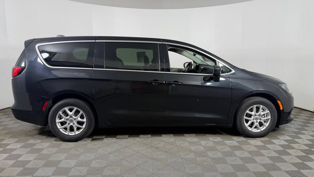 Used 2023 Chrysler Voyager LX FWD image 9