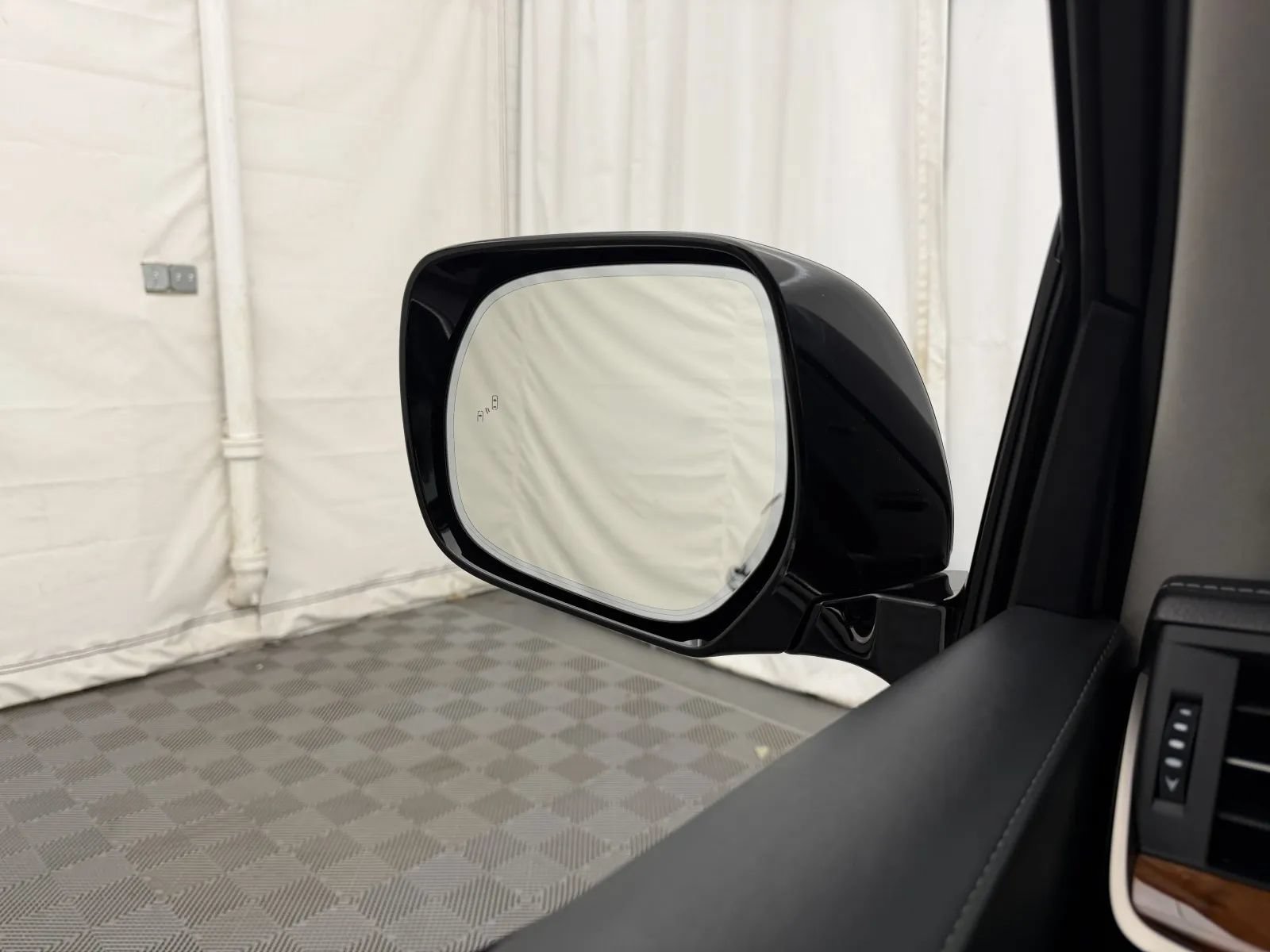 Used 2016 Lexus LX 570 4WD w/ Luxury Package image 15