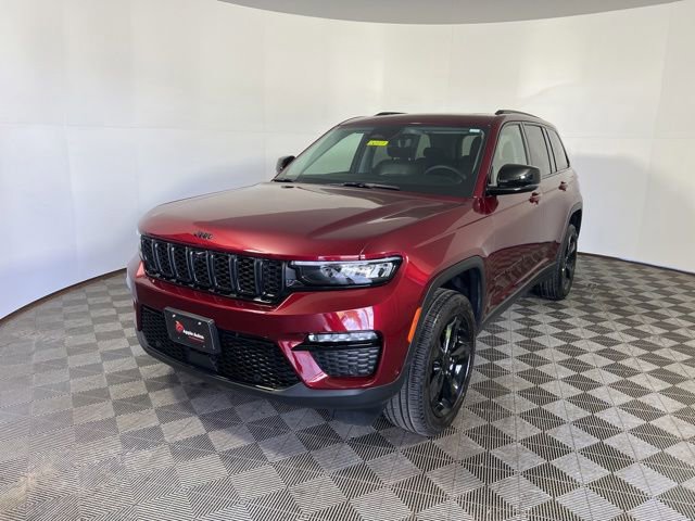 Used 2023 Jeep Grand Cherokee Limited w/ Luxury Tech Group II AWD/4WD image 3