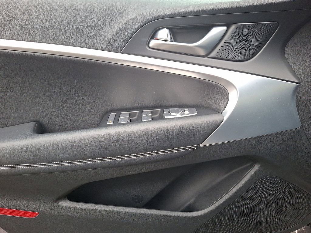 Used 2023 Genesis G70 2.0T image 13