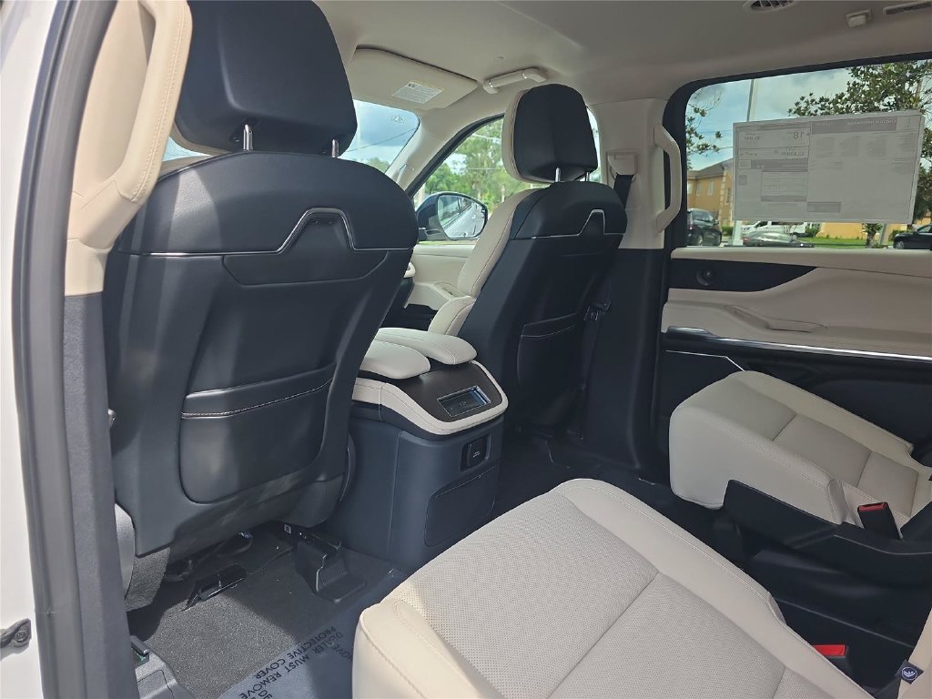 New 2027 Lincoln Navigator Premiere RWD image 11