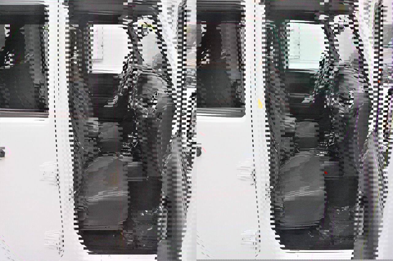 Used 2018 Jeep Wrangler Unlimited Sahara w/ Connectivity Group image 30