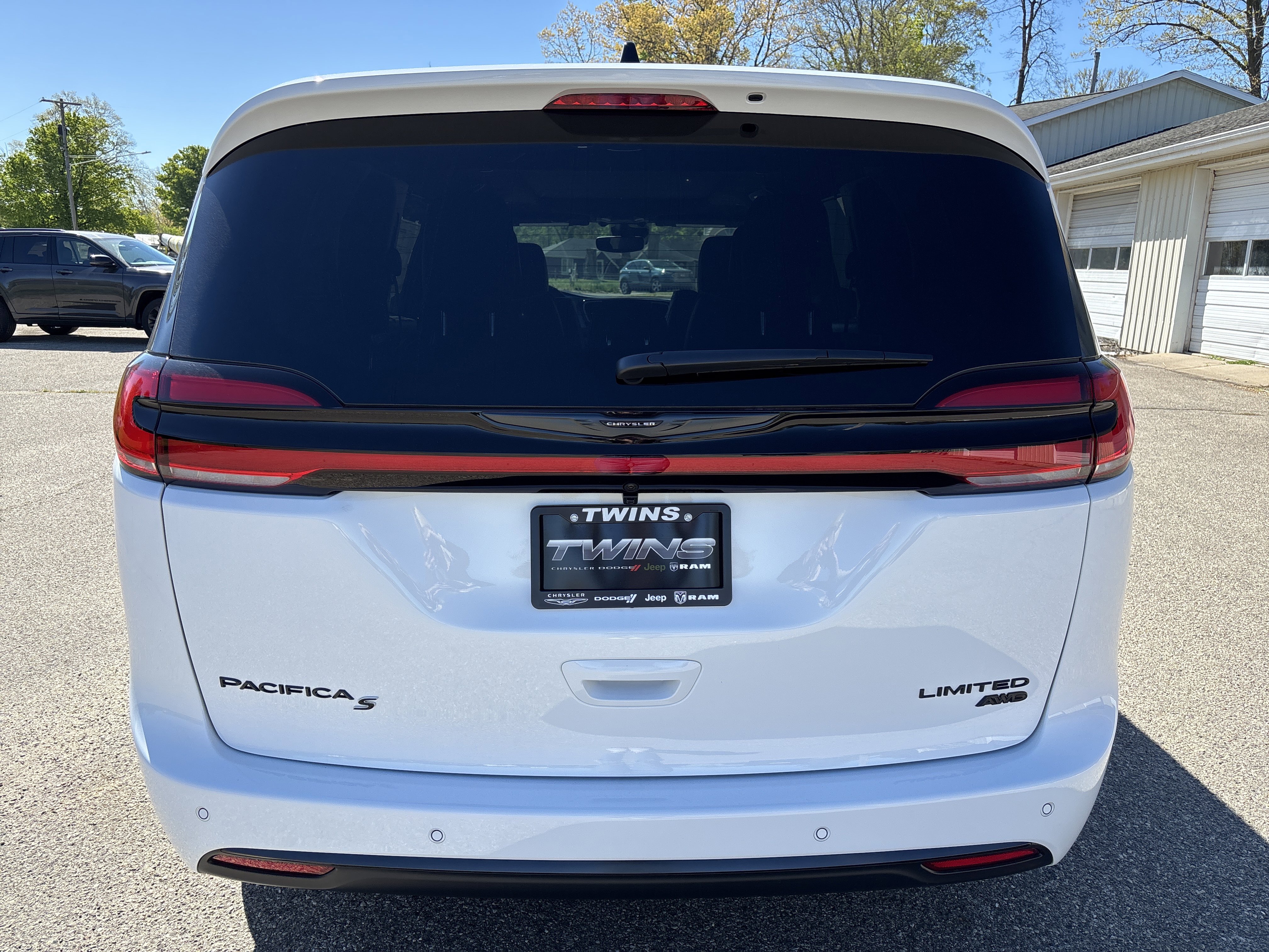 New 2026 Chrysler Pacifica Limited w/ Uconnect Theater Family Group AWD/4WD image 7