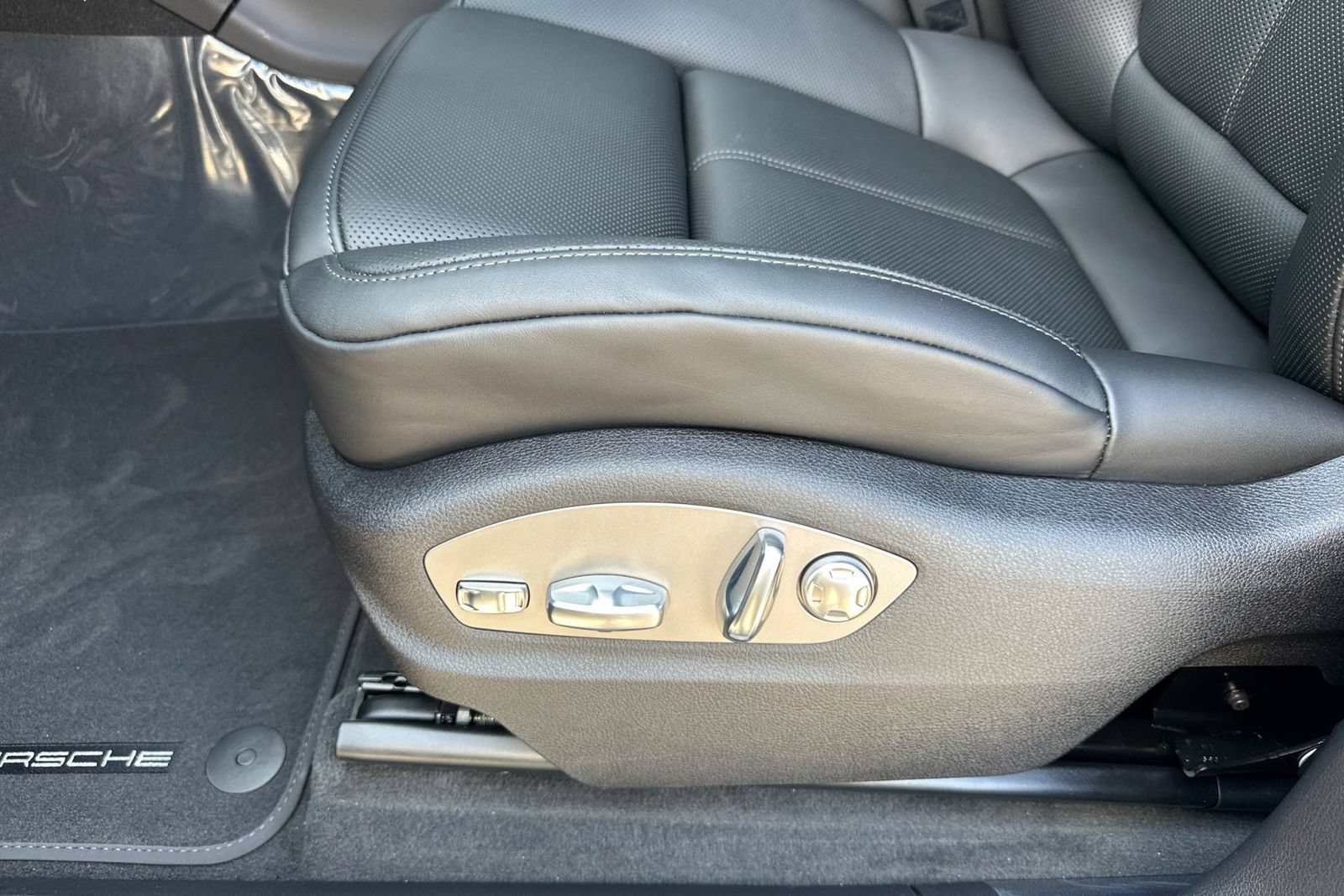 New 2026 Porsche Macan AWD/4WD image 14