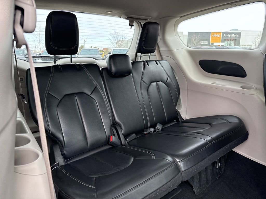 Used 2023 Chrysler Pacifica Touring-L image 31