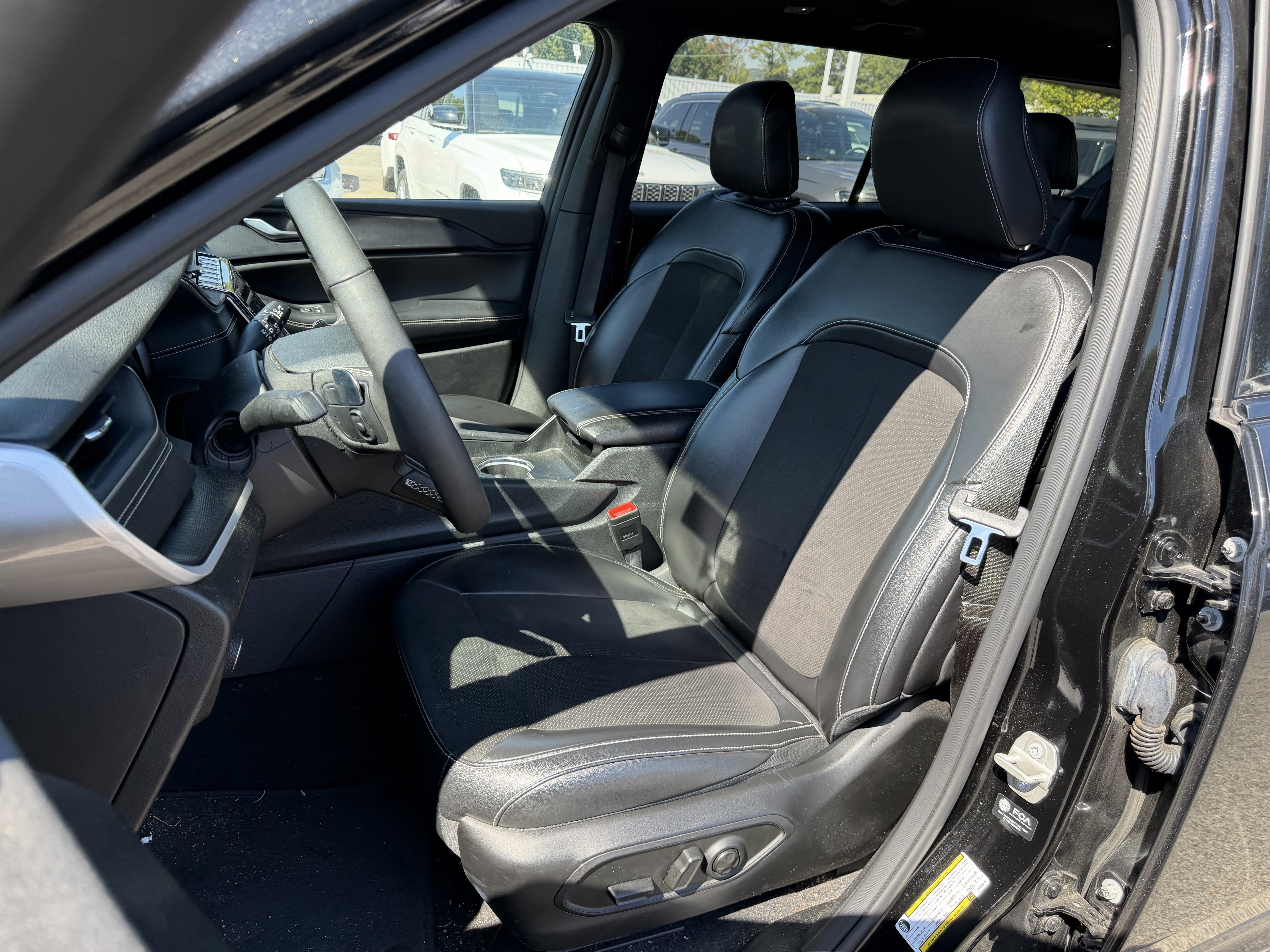 Used 2023 Jeep Grand Cherokee L Laredo AWD/4WD image 12