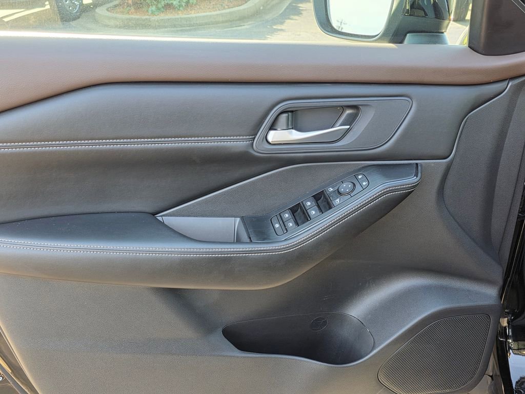 Used 2023 Nissan Rogue SV w/ SV Premium Package image 12